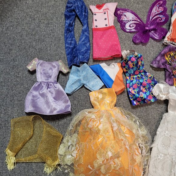 Assorted Barbie clothes. Dresses, outfits, accessories - Picture 2 of 4